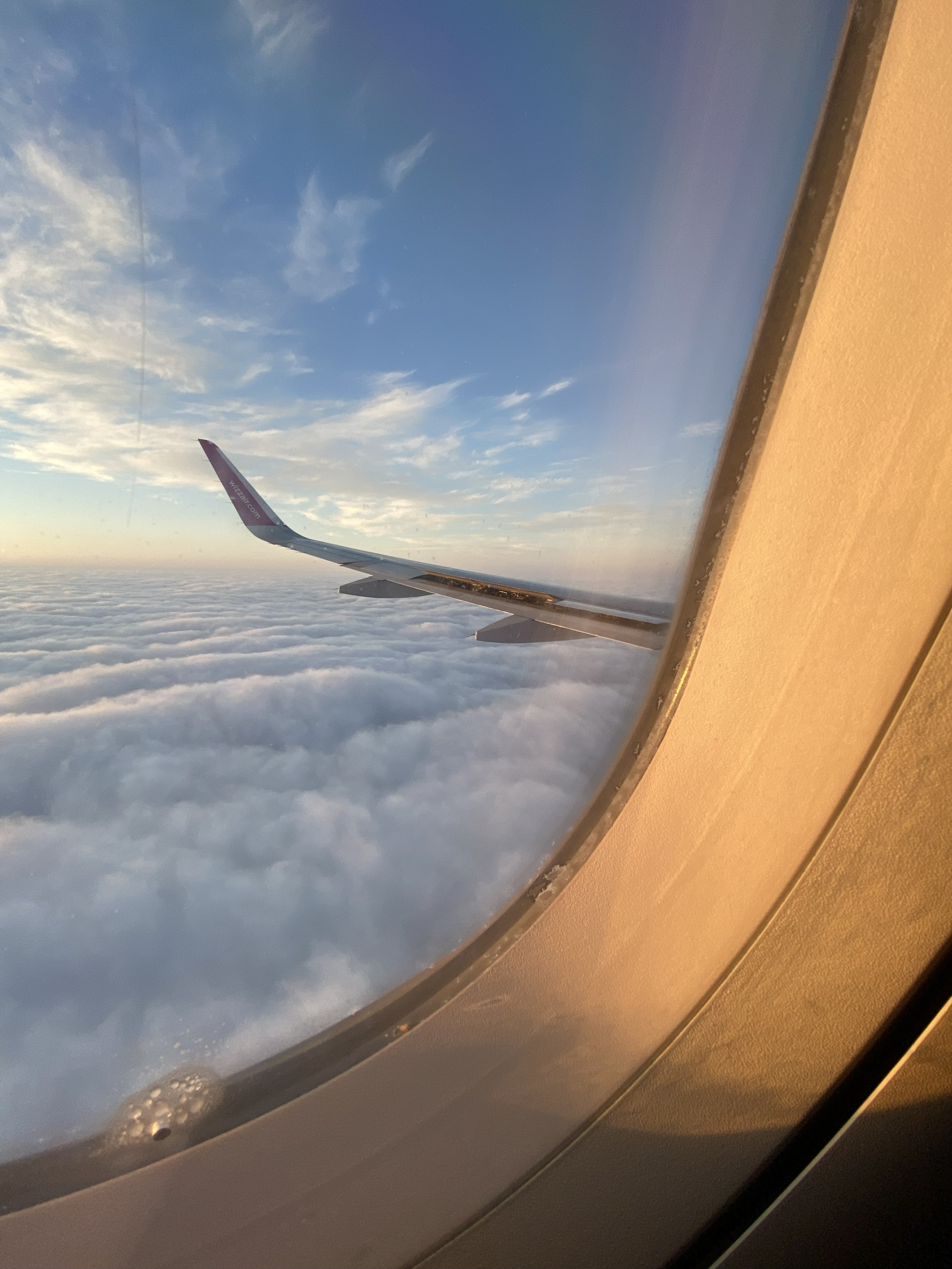 Pufnasti oblaci obasjani izlazećim suncem – slikano iz aviona (autor: Danijela Popović)